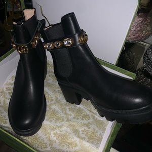 Leather ankle boot with belt